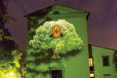 Il simbolo del 40° Anniversario della Fondazione del Centro dell'Uomo proiettato sull'esterno della chiesa di Sargiano