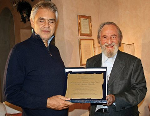 Andrea Bocelli riceve il Premio Arte Scienza e Pace 2015