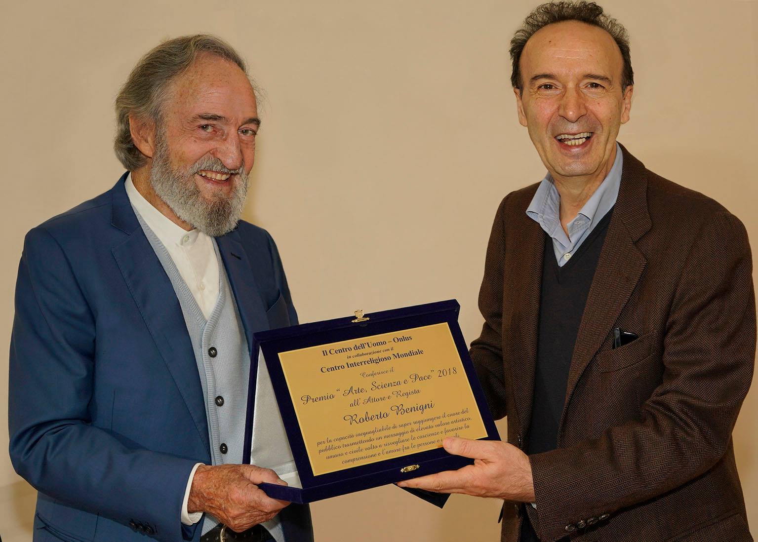 Pier Franco Marcenaro consegna il Premio Arte Scienza e Pace 2018 a Roberto Benigni